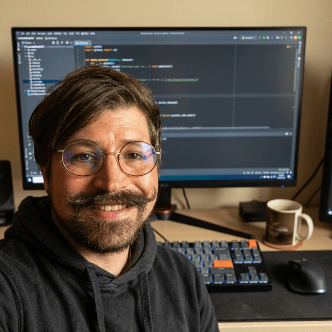 Jeremias Wilcke — Webentwickler und Gründer von WilckeWeb, am Schreibtisch mit Code-Editor
